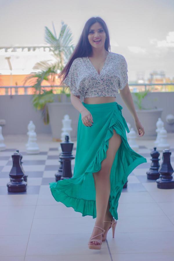 Wyndham Costa Del Sol Pucallpa Exteriér fotografie A woman wearing a wrap skirt