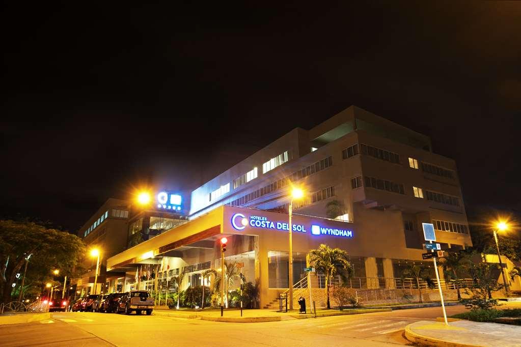 Wyndham Costa Del Sol Pucallpa Exteriér fotografie The hotel at night