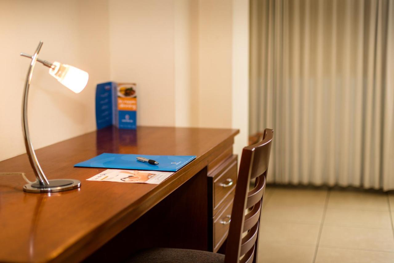 Wyndham Costa Del Sol Pucallpa Exteriér fotografie A desk in a hotel room