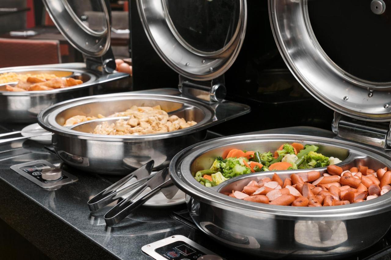 Wyndham Costa Del Sol Pucallpa Exteriér fotografie A chafing dish